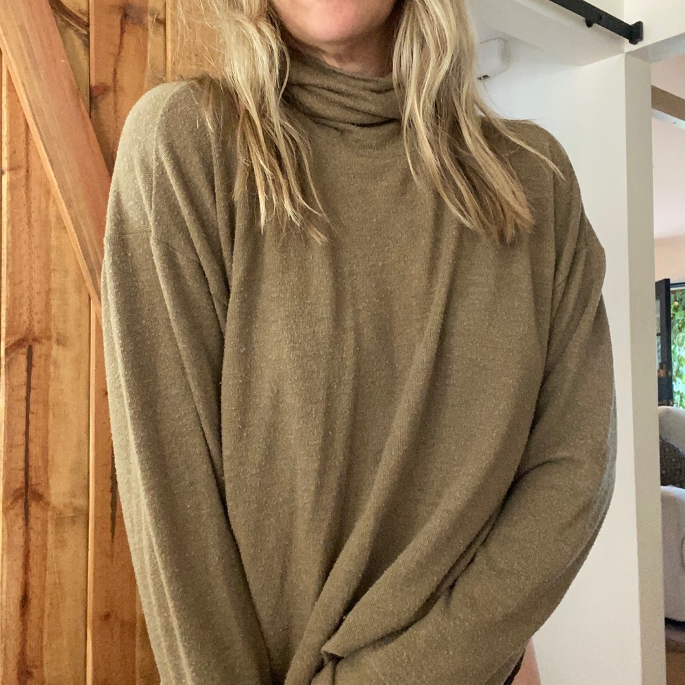 LNA turtleneck cropped thin sweater. Easy fit.